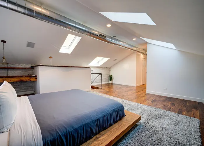 Floor In The Heart Of West Town! Perfect For Any Group And Pet Friendly! Apts