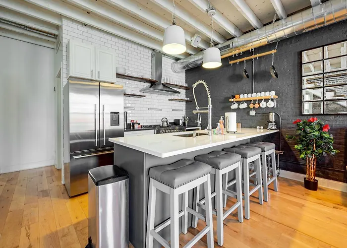 Floor In The Heart Of West Town! Perfect For Any Group And Pet Friendly! Apts Apartment Chicago