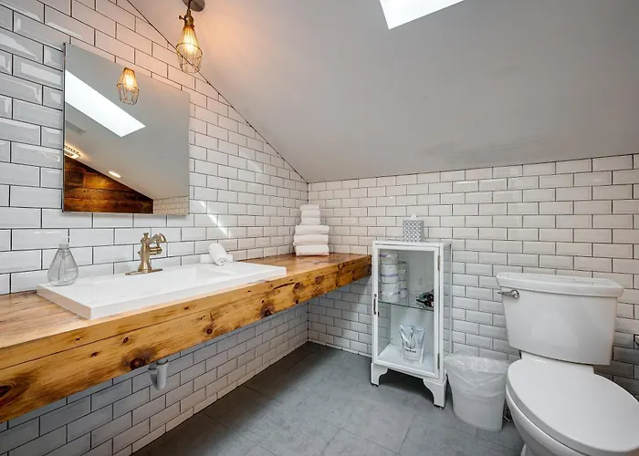 Floor In The Heart Of West Town! Perfect For Any Group And Pet Friendly! Apts Apartment Chicago