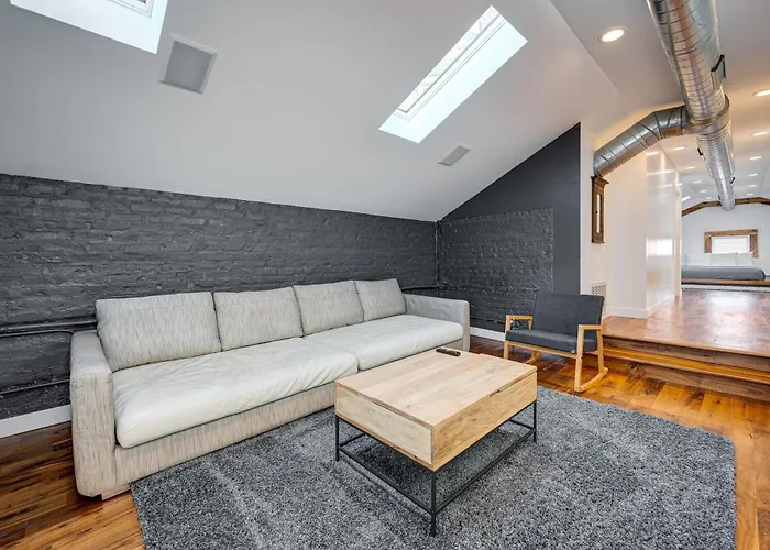 Apartment Floor In The Heart Of West Town! Perfect For Any Group And Pet Friendly! Apts Chicago