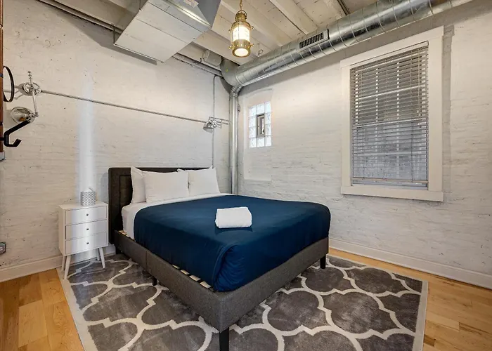 Apartment Floor In The Heart Of West Town! Perfect For Any Group And Pet Friendly! Apts Chicago
