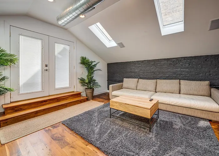 Floor In The Heart Of West Town! Perfect For Any Group And Pet Friendly! Apts Chicago