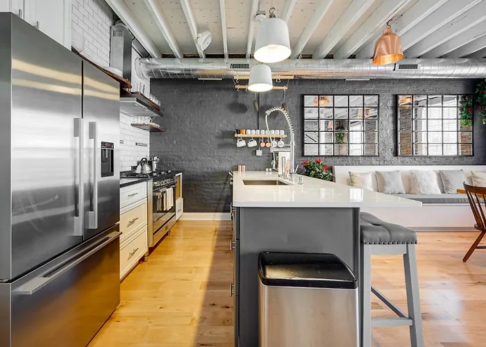 Floor In The Heart Of West Town! Perfect For Any Group And Pet Friendly! Apts Apartment *