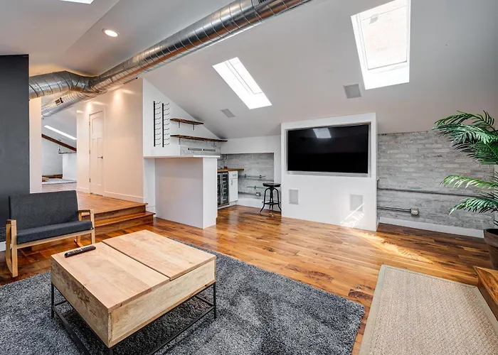 Floor In The Heart Of West Town! Perfect For Any Group And Pet Friendly! Apts