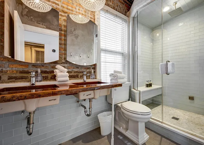 Apartment Floor In The Heart Of West Town! Perfect For Any Group And Pet Friendly! Apts Chicago