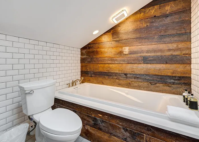 Floor In The Heart Of West Town! Perfect For Any Group And Pet Friendly! Apts Apartment *