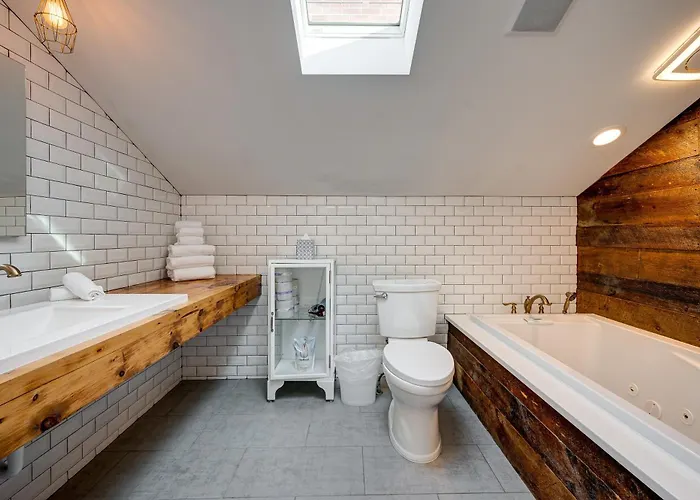 Floor In The Heart Of West Town! Perfect For Any Group And Pet Friendly! Apts Apartment
