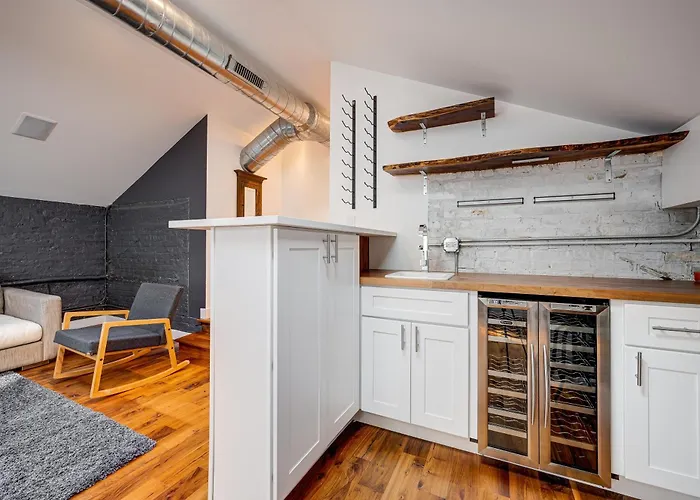 Floor In The Heart Of West Town! Perfect For Any Group And Pet Friendly! Apts Apartment *