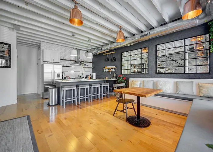 Floor In The Heart Of West Town! Perfect For Any Group And Pet Friendly! Apts Apartment Chicago