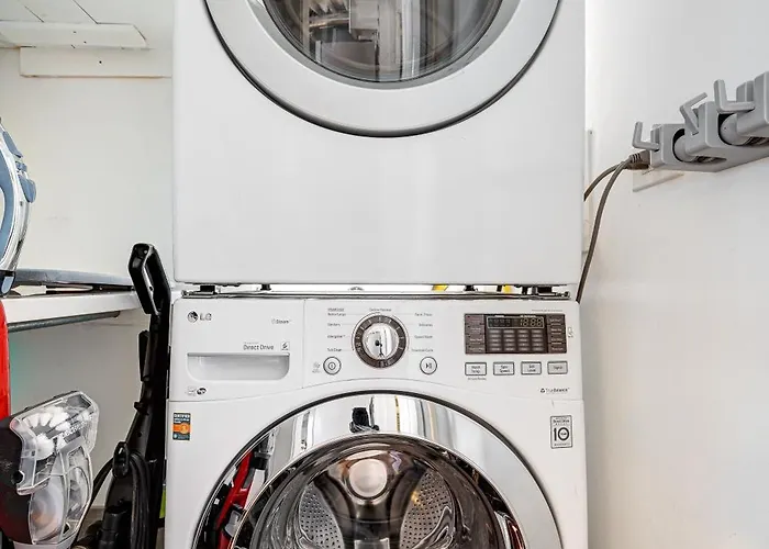 Apartment Floor In The Heart Of West Town! Perfect For Any Group And Pet Friendly! Apts *