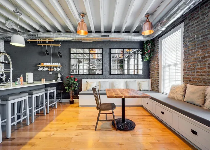 Floor In The Heart Of West Town! Perfect For Any Group And Pet Friendly! Apts Chicago