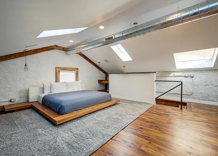 Floor In The Heart Of West Town! Perfect For Any Group And Pet Friendly! Apts * Chicago