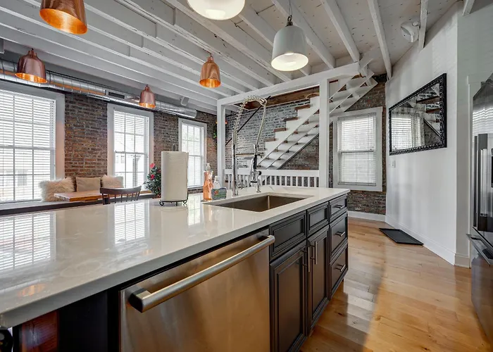 Floor In The Heart Of West Town! Perfect For Any Group And Pet Friendly! Apts Apartment Chicago
