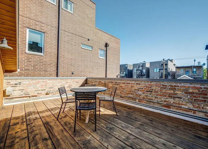 Floor In The Heart Of West Town! Perfect For Any Group And Pet Friendly! Apts * Chicago